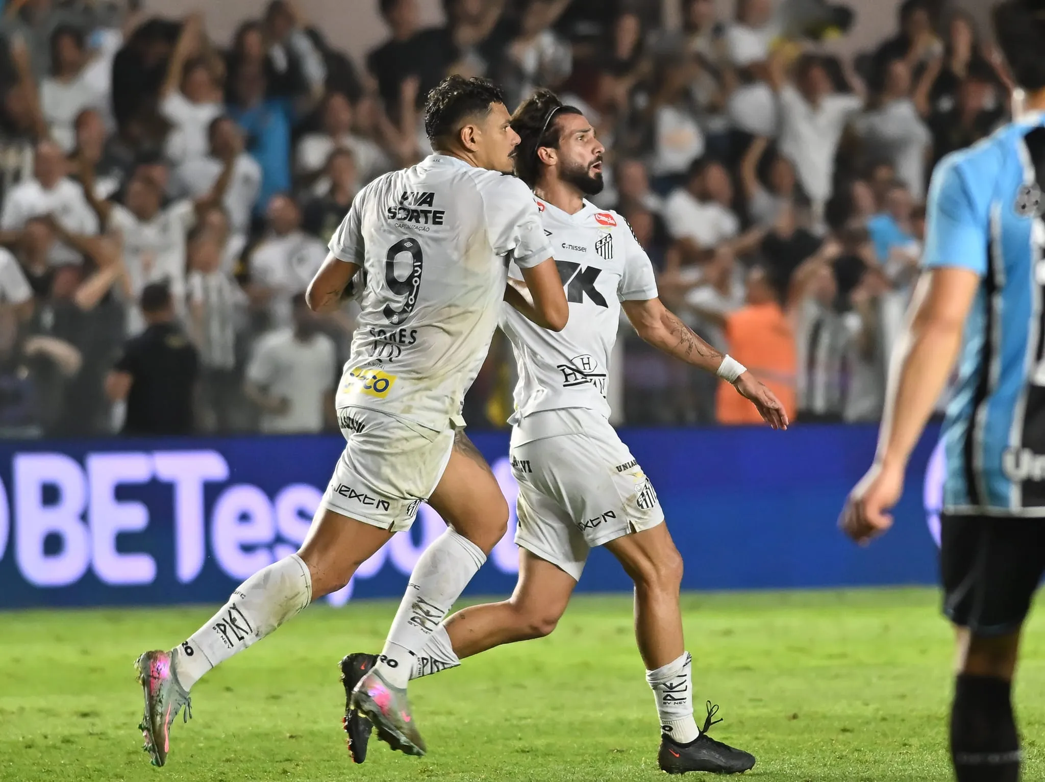 Tiquinho Soares e Lautaro Di&aacute;z ap&oacute;s empate do Santos com o Gr&ecirc;mio
