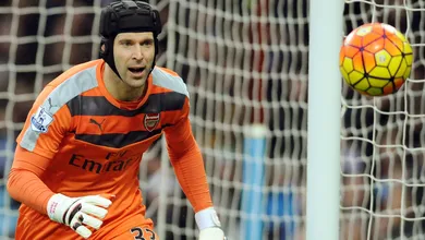 Goleiros de Stoke e Arsenal mantiveram o zero no placar com &oacute;timas defesas