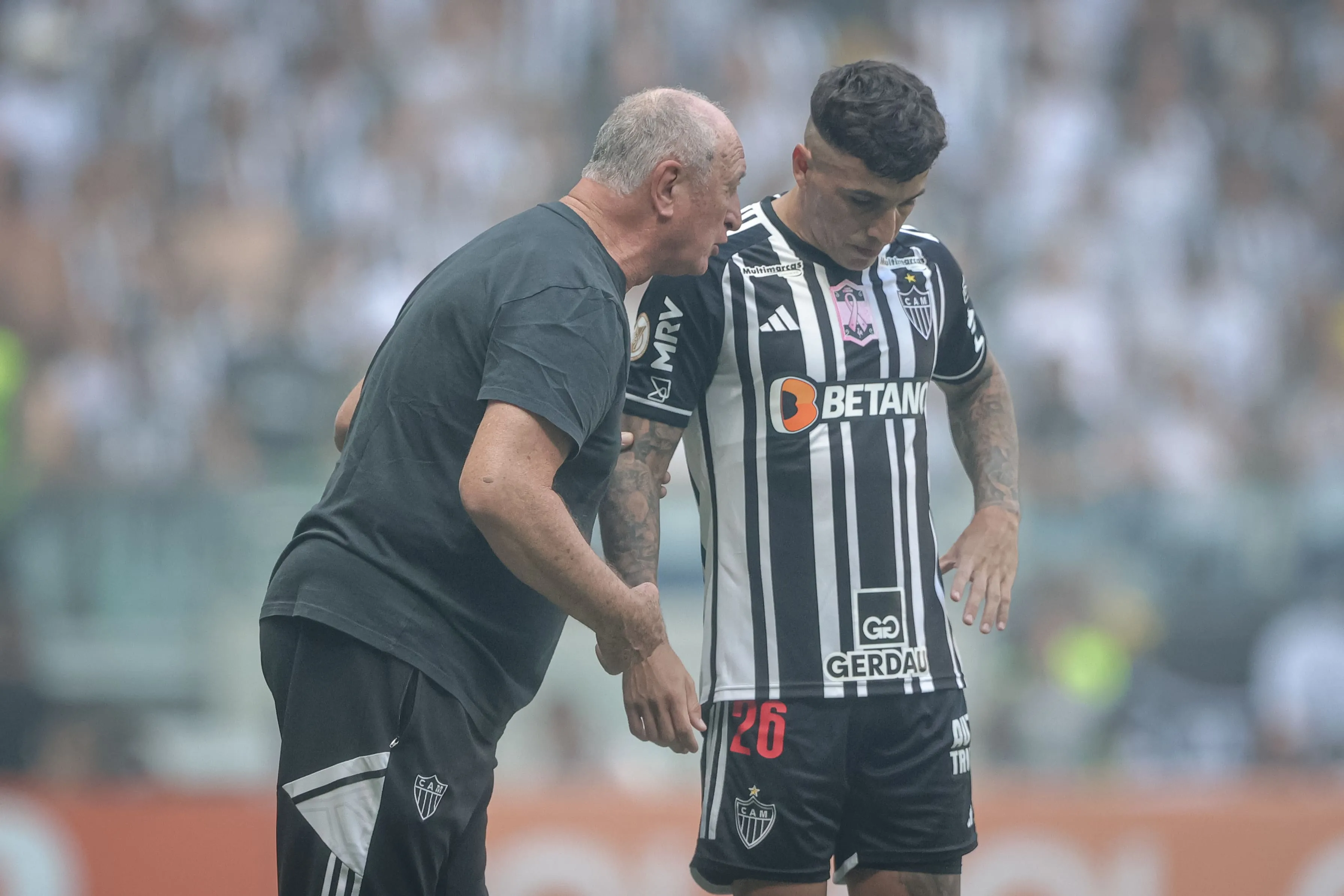 P&eacute;s no ch&atilde;o &eacute; s&oacute; um discurso no Atl&eacute;tico-MG, que n&atilde;o chega aos jogadores nem atrav&eacute;s de Felip&atilde;o