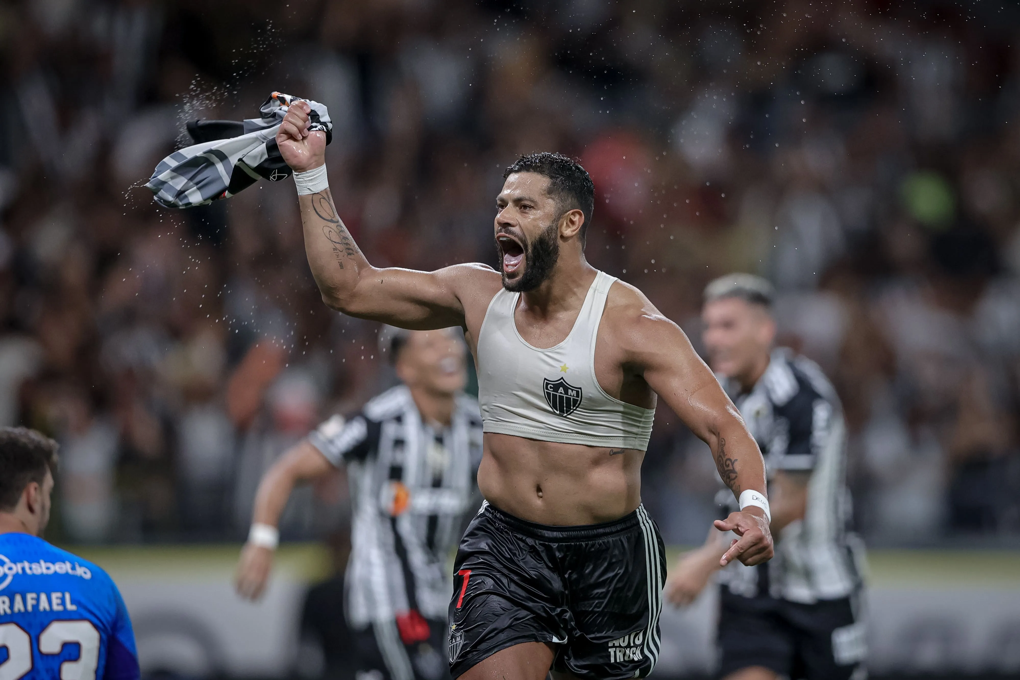 Em noite de tens&atilde;o em campo, torcida do Atl&eacute;tico-MG carrega o time rumo &agrave; vit&oacute;ria contra o S&atilde;o Paulo