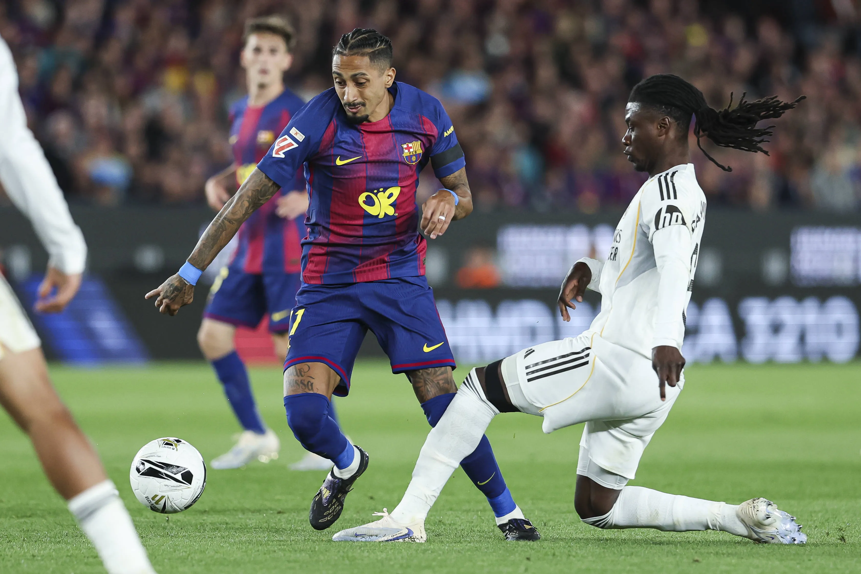 Raphinha e Camavinga em a&ccedil;&atilde;o durante El Cl&aacute;sico 