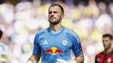 &lsquo;&Eacute; insano como lan&ccedil;a a bola&rsquo;: Lucas Perri &eacute; elogiado em estreia pelo Leeds