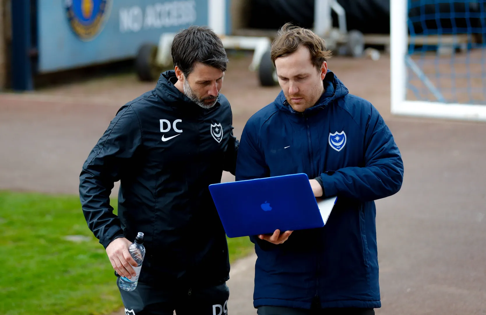 Comiss&atilde;o t&eacute;cnica do Portsmouth analisa estat&iacute;sticas durante jogo Foto: (Imago)