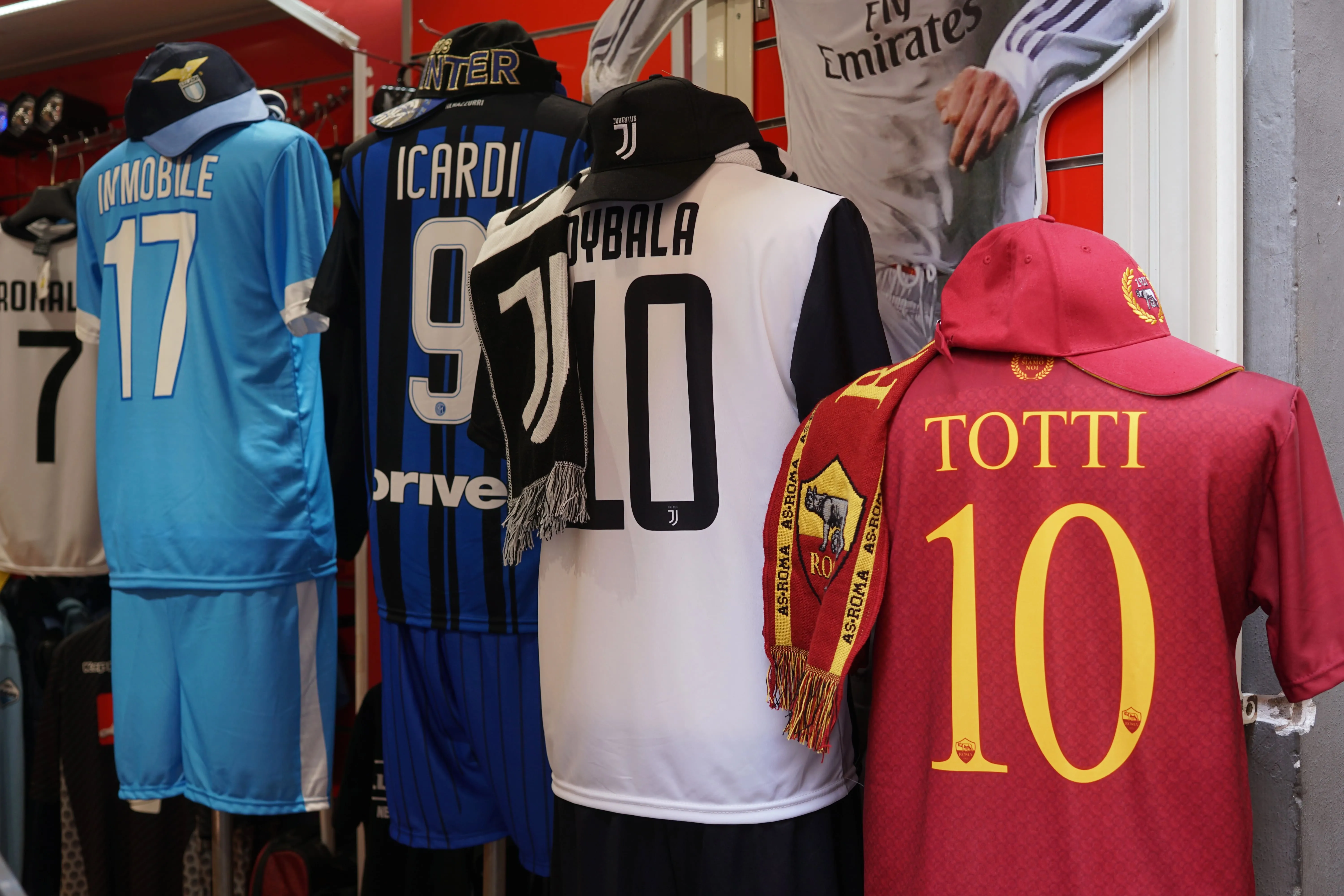 Camisas 10 de Juventus e Roma com os nomes de Dybala e Totti 