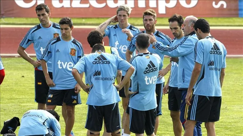 Espanha deve ter Busquets na zaga e Cazorla contra Belarus