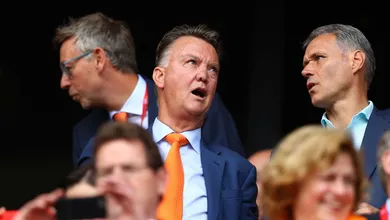 Van Gaal &eacute; contra fim antecipado da Eredivisie: &ldquo;Tem clube usando a crise do Coronav&iacute;rus em seu pr&oacute;prio benef&iacute;cio&rdquo;