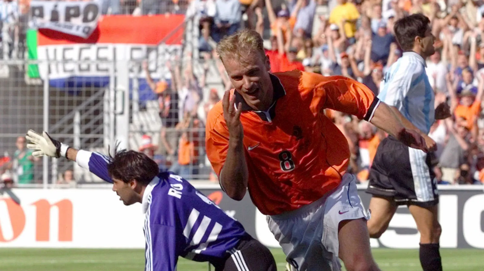 Bergkamp, tr&ecirc;s toques, um gol genial: &ldquo;&Eacute; como se a sua vida fosse conduzida &agrave;quele momento&rdquo;