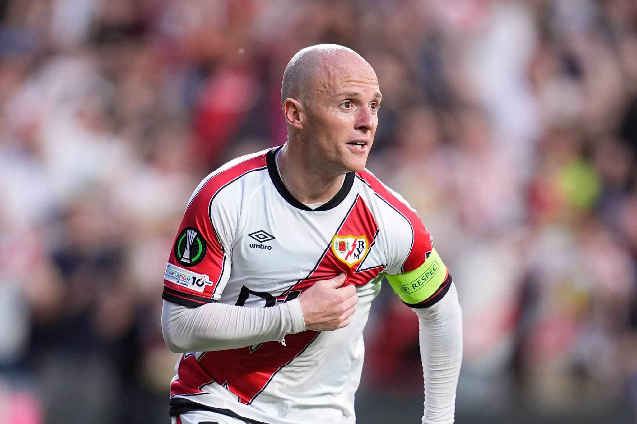 Isi Palaz&oacute;n celebra gol do Rayo Vallecano