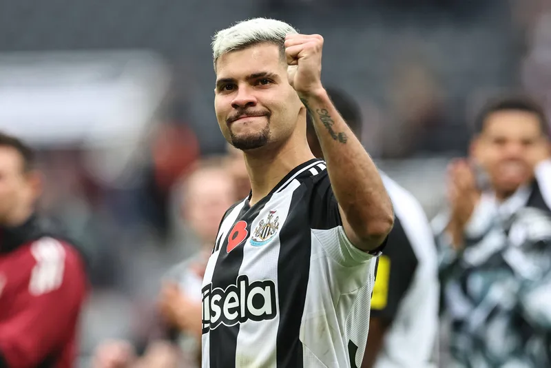 Bruno Guimar&atilde;es, capit&atilde;o do Newcastle em jogo contra o Arsenal pela 10&ordf; rodada da Premier League 2024/25. Foto: Imago