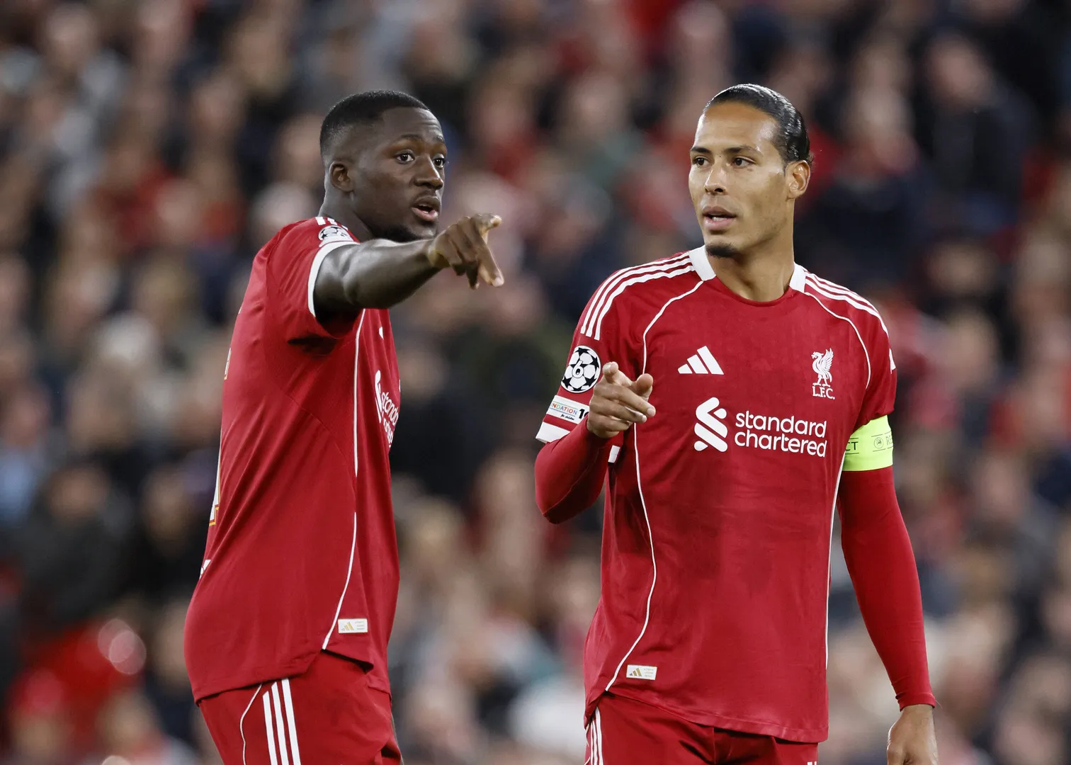 Konat&eacute; e Van Dijk durante jogo do Liverpool