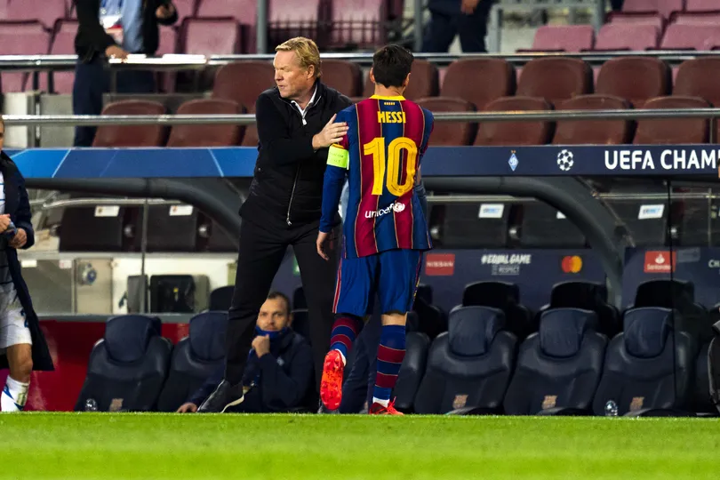 Koeman cumprimenta Messi em jogo do Barcelona