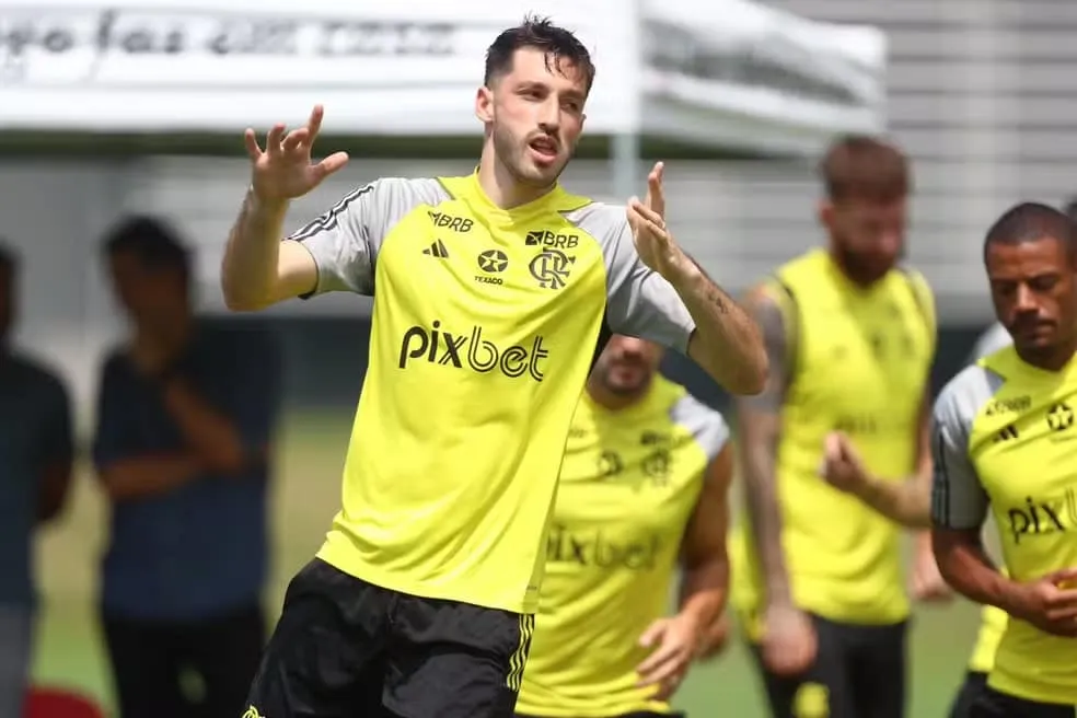 Vi&ntilde;a &eacute; liberado para estrear pelo Flamengo, mas apresenta&ccedil;&atilde;o oficial fica em segundo plano