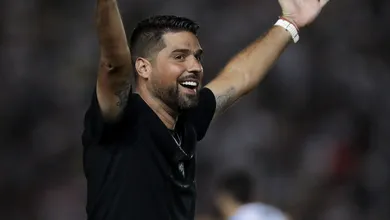 Como Ant&oacute;nio Oliveira tem aproveitado intertemporada for&ccedil;ada do Corinthians?