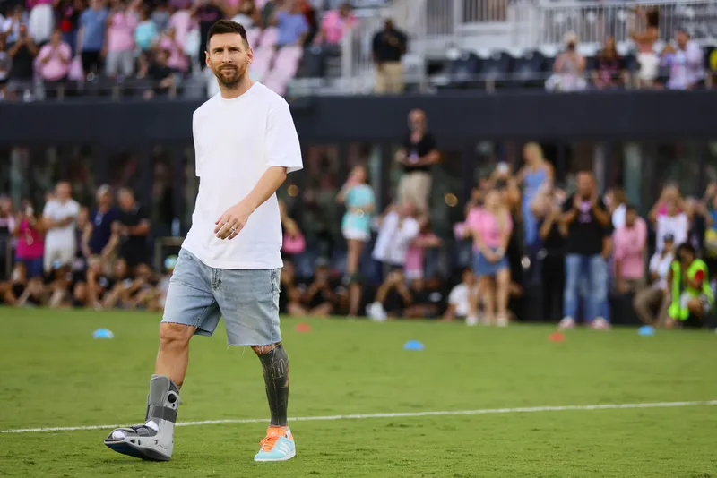 Messi se recupera de les&atilde;o no tornozelo. No entanto, astro est&aacute; disposto a se esfor&ccedil;ar para jogar as Eliminat&oacute;rias