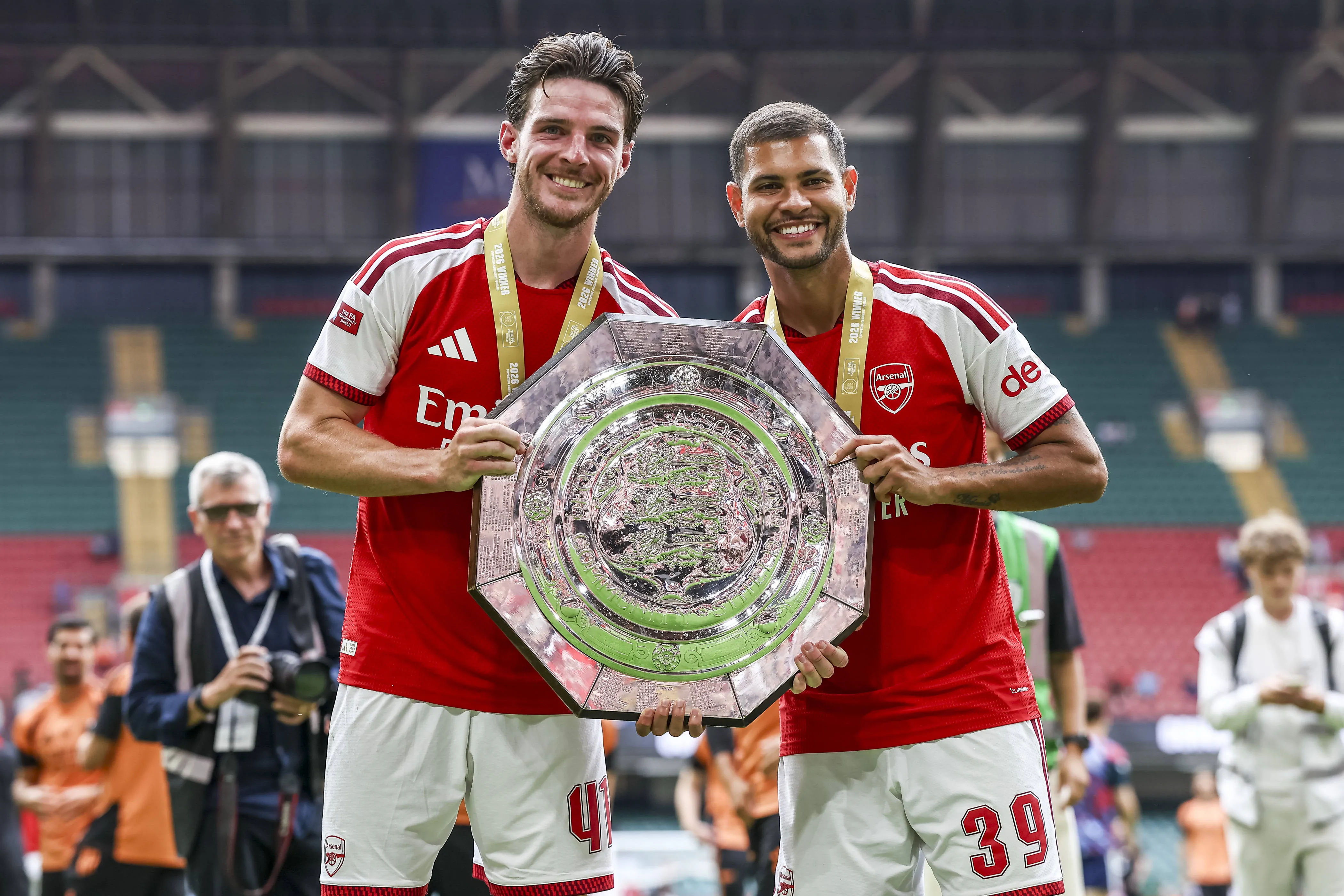 Declan Rice e Bruno Guimar&atilde;es com a ta&ccedil;a da Community Shield