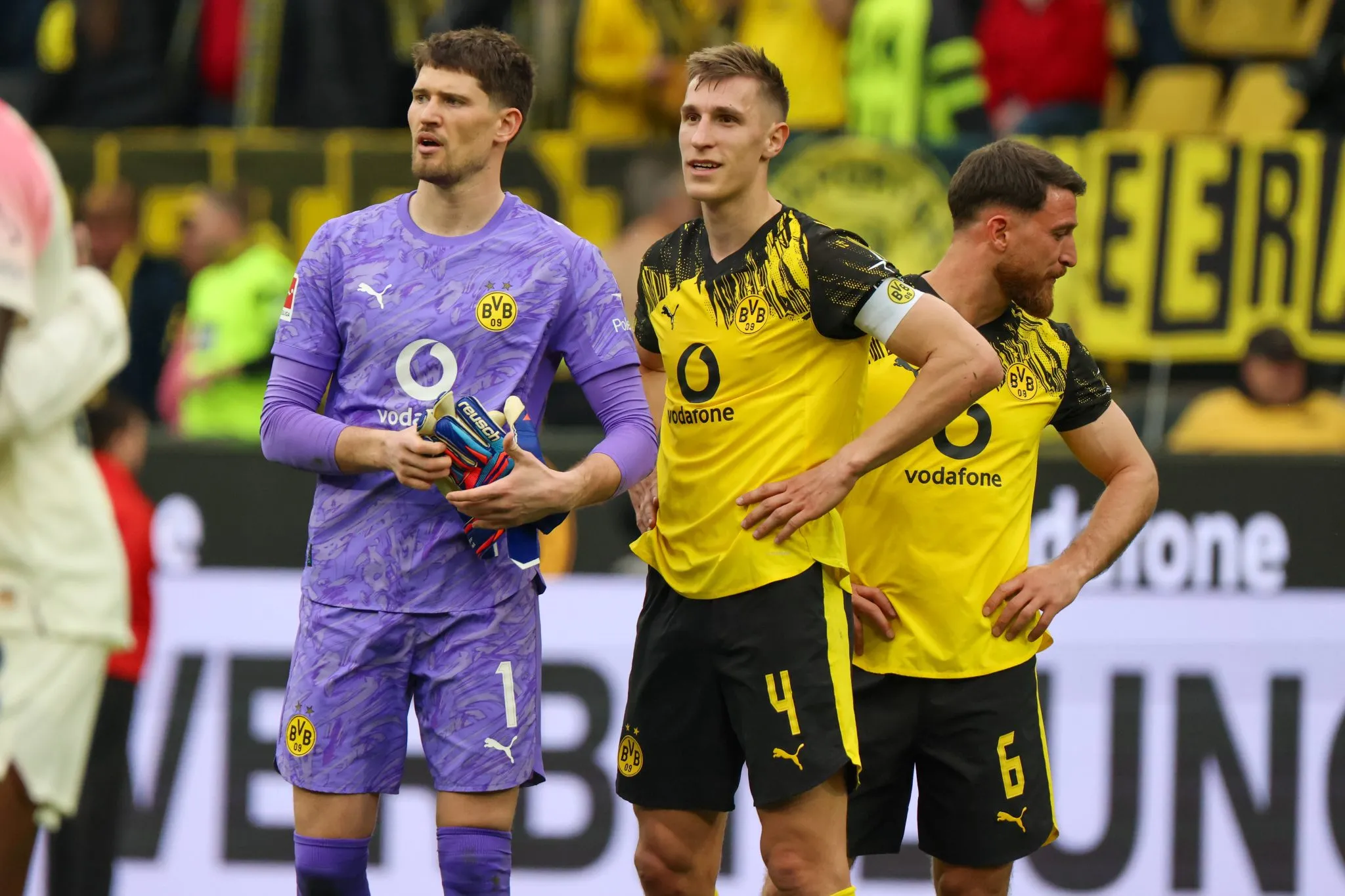 Nico Schlotterbeck e Salih &Ouml;zcan, durante derrota para o Bayer Leverkusen na Bundesliga 