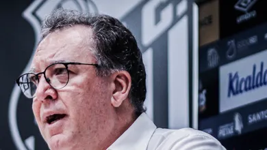 Marcelo Teixeira parabeniza elenco do Santos ap&oacute;s final e v&ecirc; arbitragem &lsquo;muito bem&rsquo;