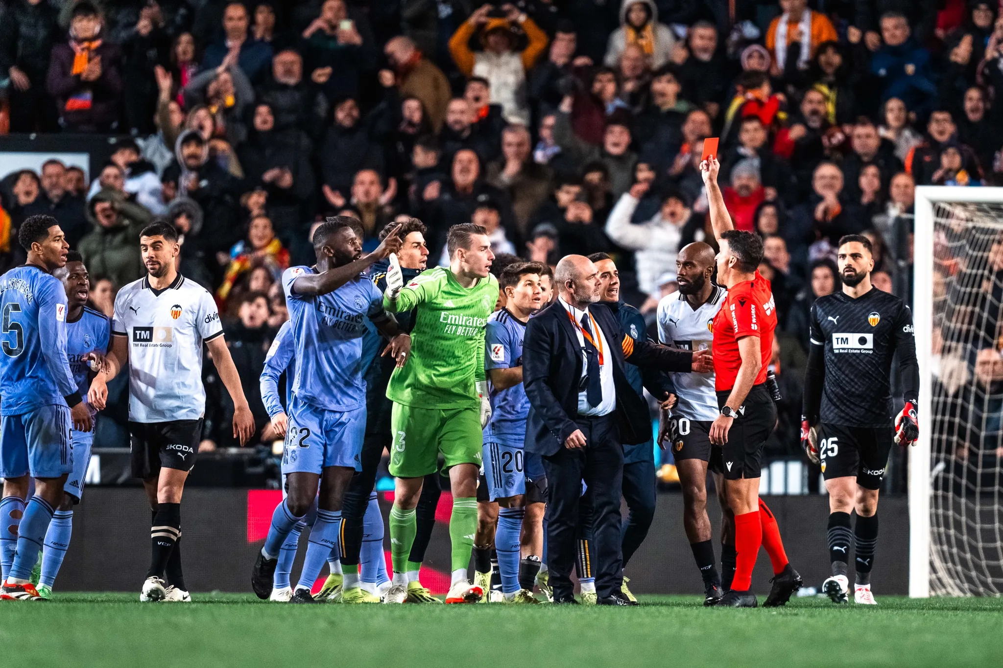 Erro incr&iacute;vel em Valencia 2 x 2 Real Madrid mostra arbitragem desconectada do jogo