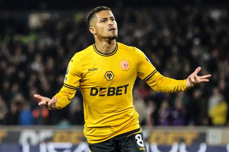 Jo&atilde;o Gomes celebra gol pelos Wolves