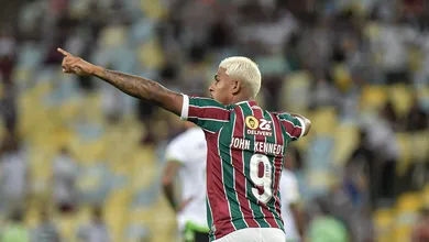 John Kennedy pede passagem e pode ser a resposta para problemas do Fluminense