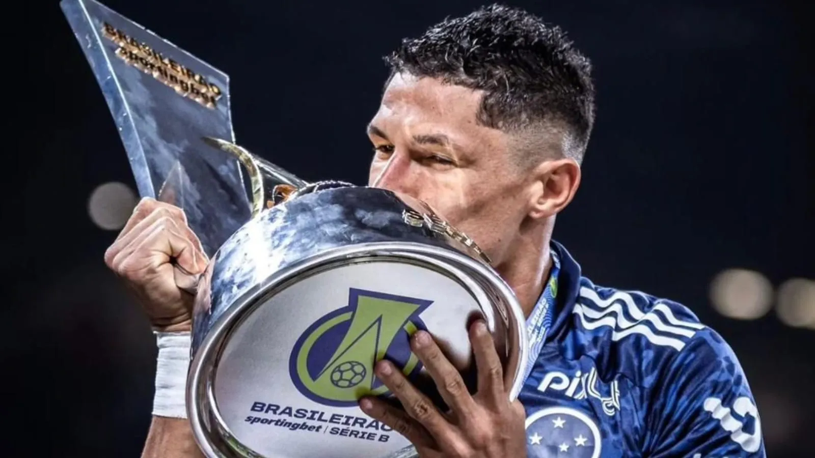 &Aacute;pice da carreira e desejo de ver um jogo na torcida: a paix&atilde;o de Luvannor pelo Cruzeiro