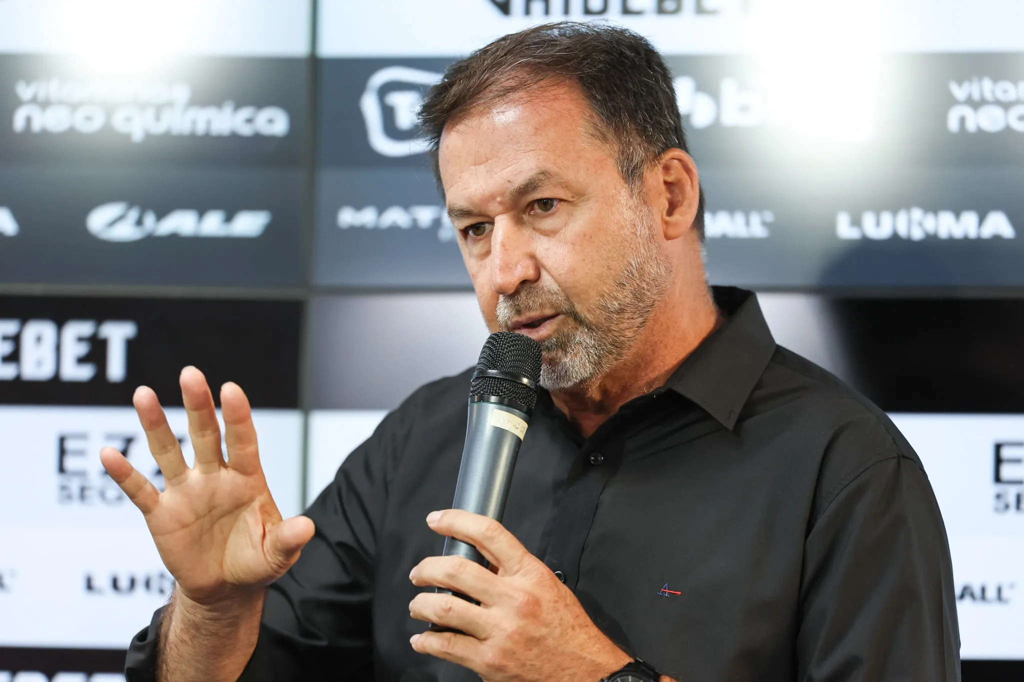 Sem explicar, presidente do Corinthians culpa oposi&ccedil;&atilde;o por sa&iacute;da da Vai de Bet