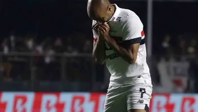 S&atilde;o Paulo ouve mais &lsquo;n&atilde;os&rsquo; e chega ao fim da janela em desespero por lateral-esquerdo