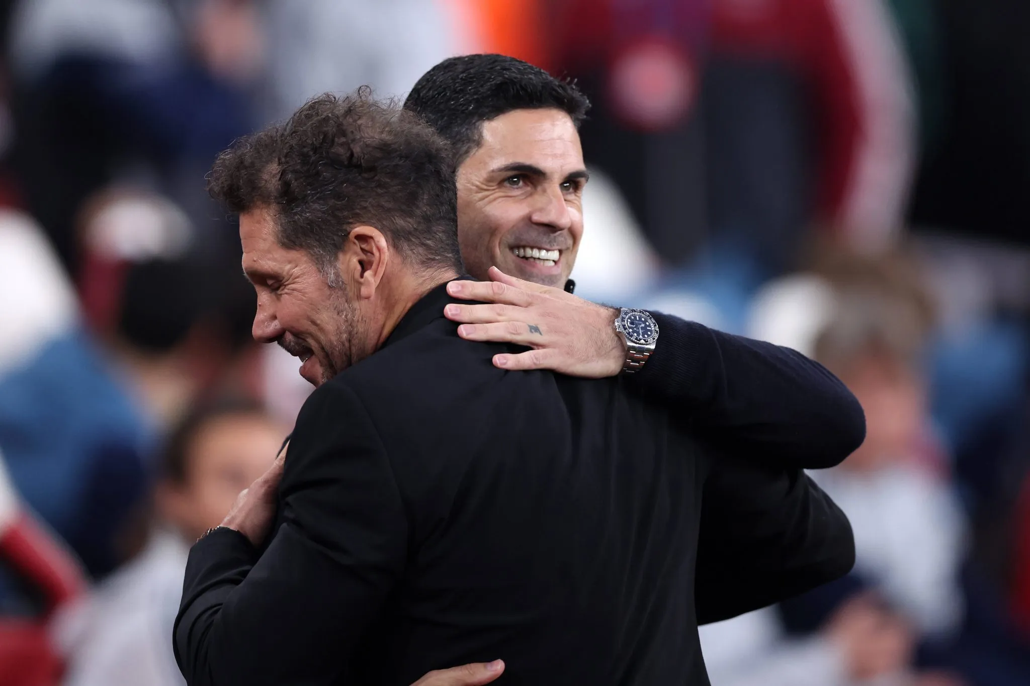 Arteta e Simeone se abra&ccedil;am