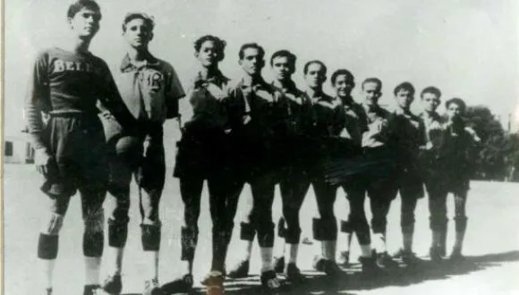 Fidel, com o time de Bel&eacute;n, &eacute; o segundo da esquerda para a direita