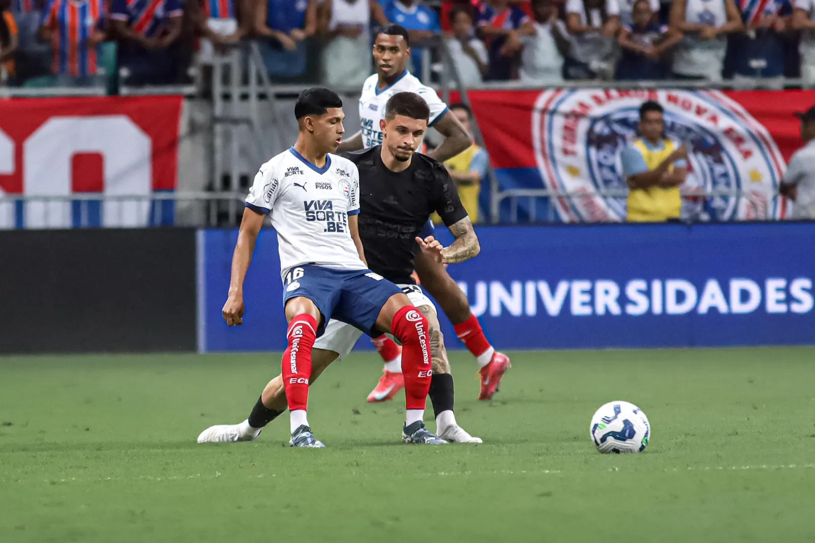 L&eacute;o Man&aacute; d&aacute; sinais que Corinthians precisar&aacute; em investir em reserva para Matheuzinho (Foto: Maur&Atilde;&shy;cia Da Matta/W9 PRESS/GAZETAPRESS)