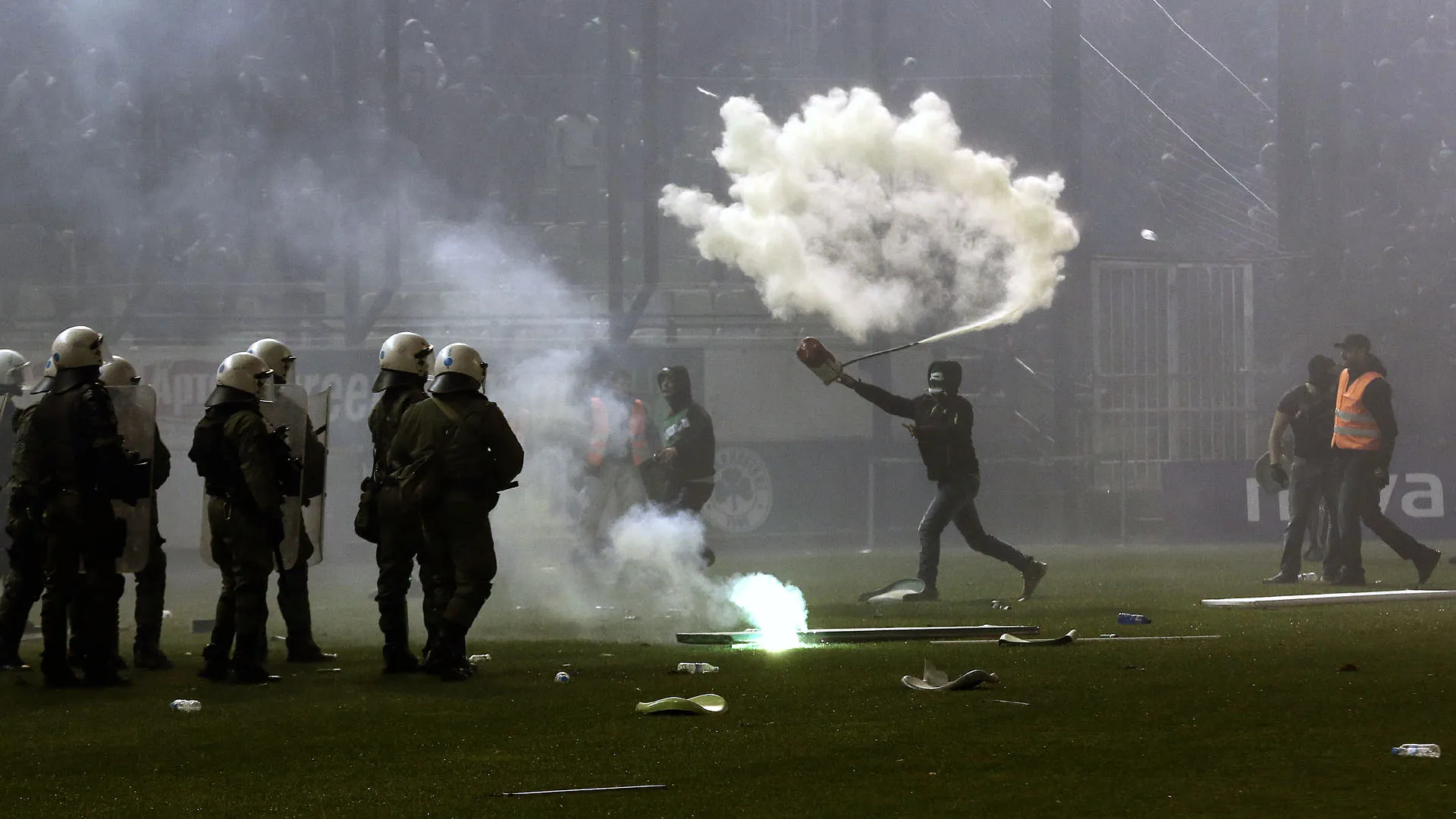 Sinalizadores, fuma&ccedil;a, confus&atilde;o e pol&iacute;cia: s&oacute; n&atilde;o teve bola no Panathinaikos x Olympiacos