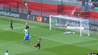 Uma das defesas mais espetaculares da temporada n&atilde;o foi feita por um goleiro