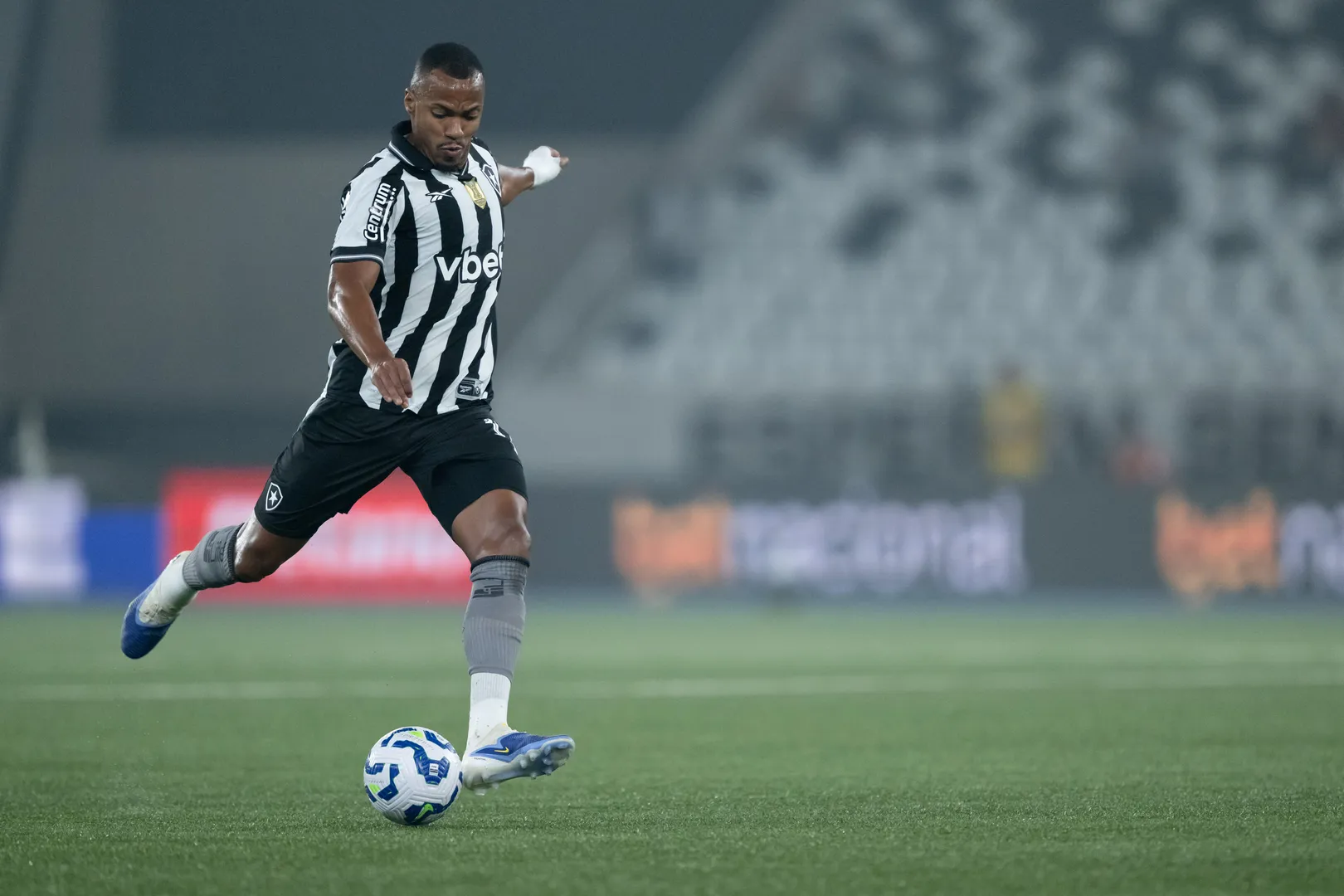 Marlon Freitas terminou o jogo contra o Palmeiras improvisado na zaga (Foto: Icon Sport)