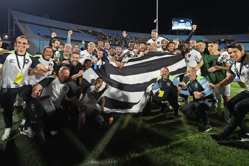 Jogadores do Botafogo comemoraram a classifica&ccedil;&atilde;o no gramado do Centen&aacute;rio (Foto: Vitor Silva/Botafogo)