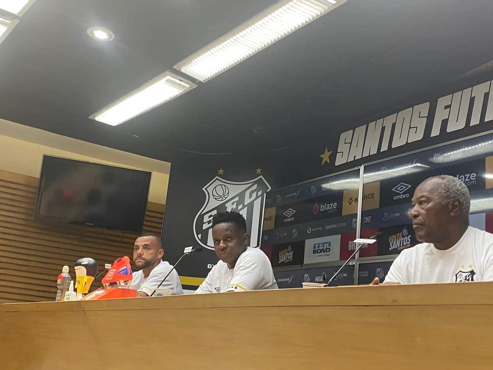 Apresentados, Guilherme n&atilde;o queria rebaixar o Santos e Cazeres garante estar mais profissional