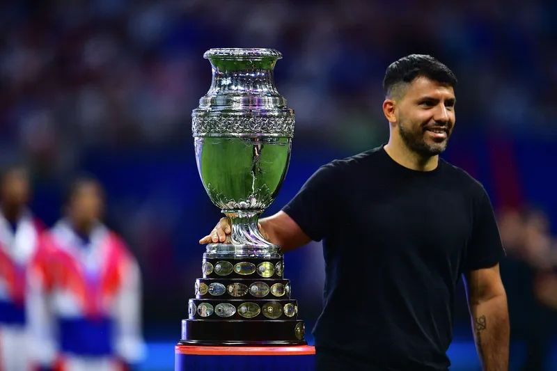 Aguero precisou se aposentar dos gramados ap&oacute;s diagn&oacute;stico de arritmia card&iacute;aca