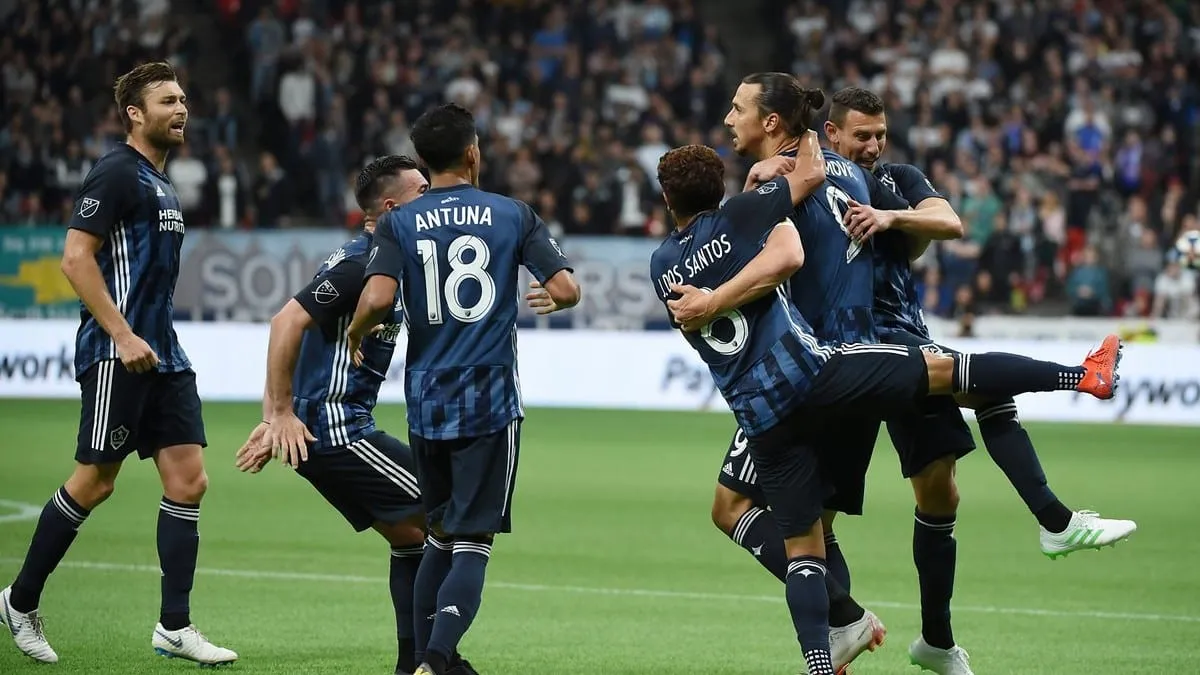 Como um adulto jogando com adolescentes, Ibrahimovic decidiu pelo LA Galaxy contra Vancouver Whitecaps