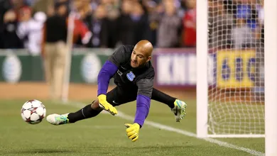Tim Howard &eacute; t&atilde;o bom que pega at&eacute; p&ecirc;nalti de torcedor