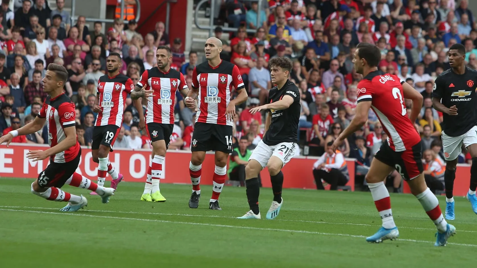 Daniel James acrescenta mais um gol &agrave; sua temporada, e o United, mais um trope&ccedil;o
