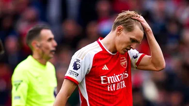 Deixou chegar! Villa acaba com Arsenal no Emirates, e City s&oacute; depende de si para t&iacute;tulo