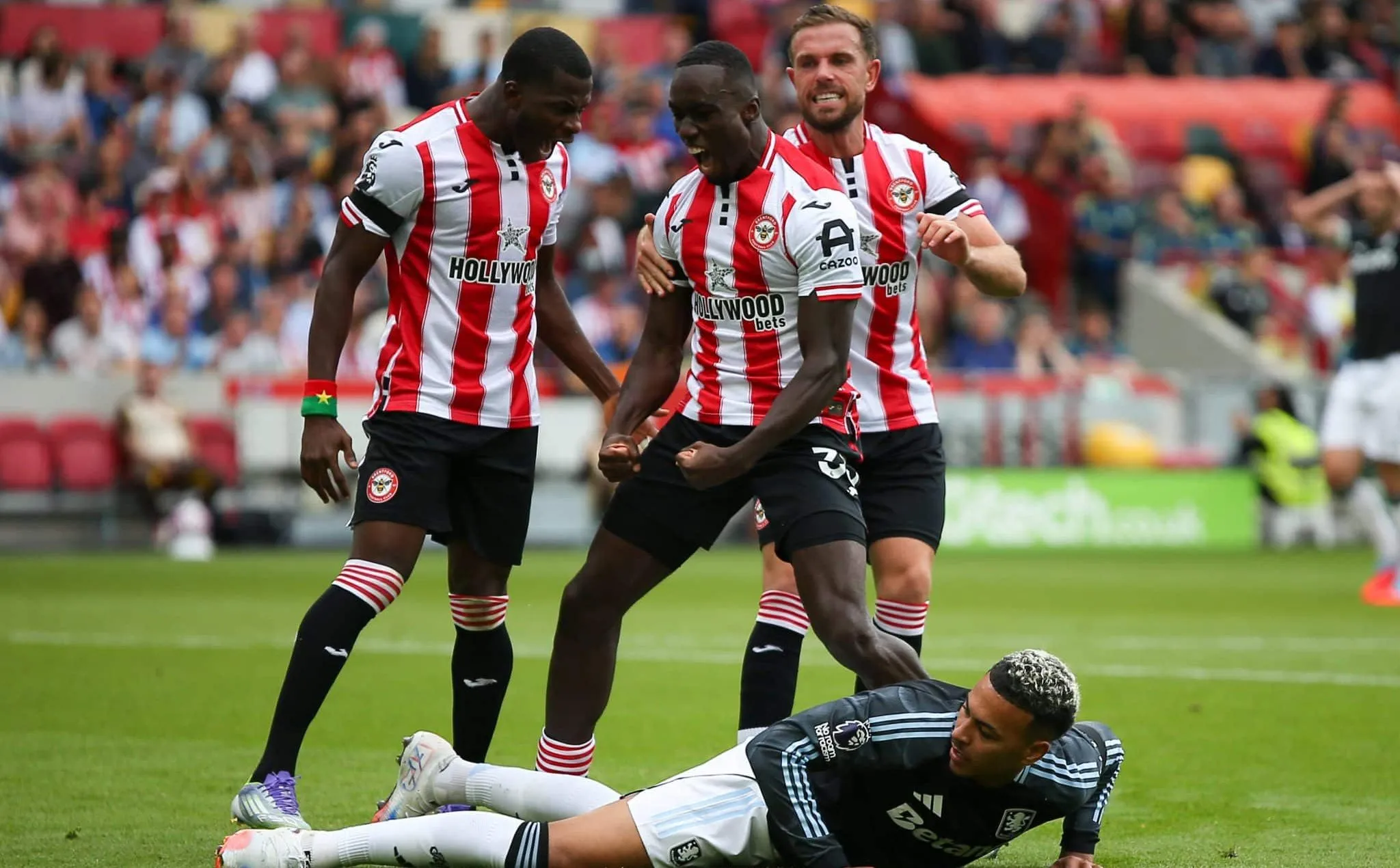 Brentford d&aacute; aula defensiva no Aston Villa e &lsquo;vence como time pequeno&rsquo; odiando a bola