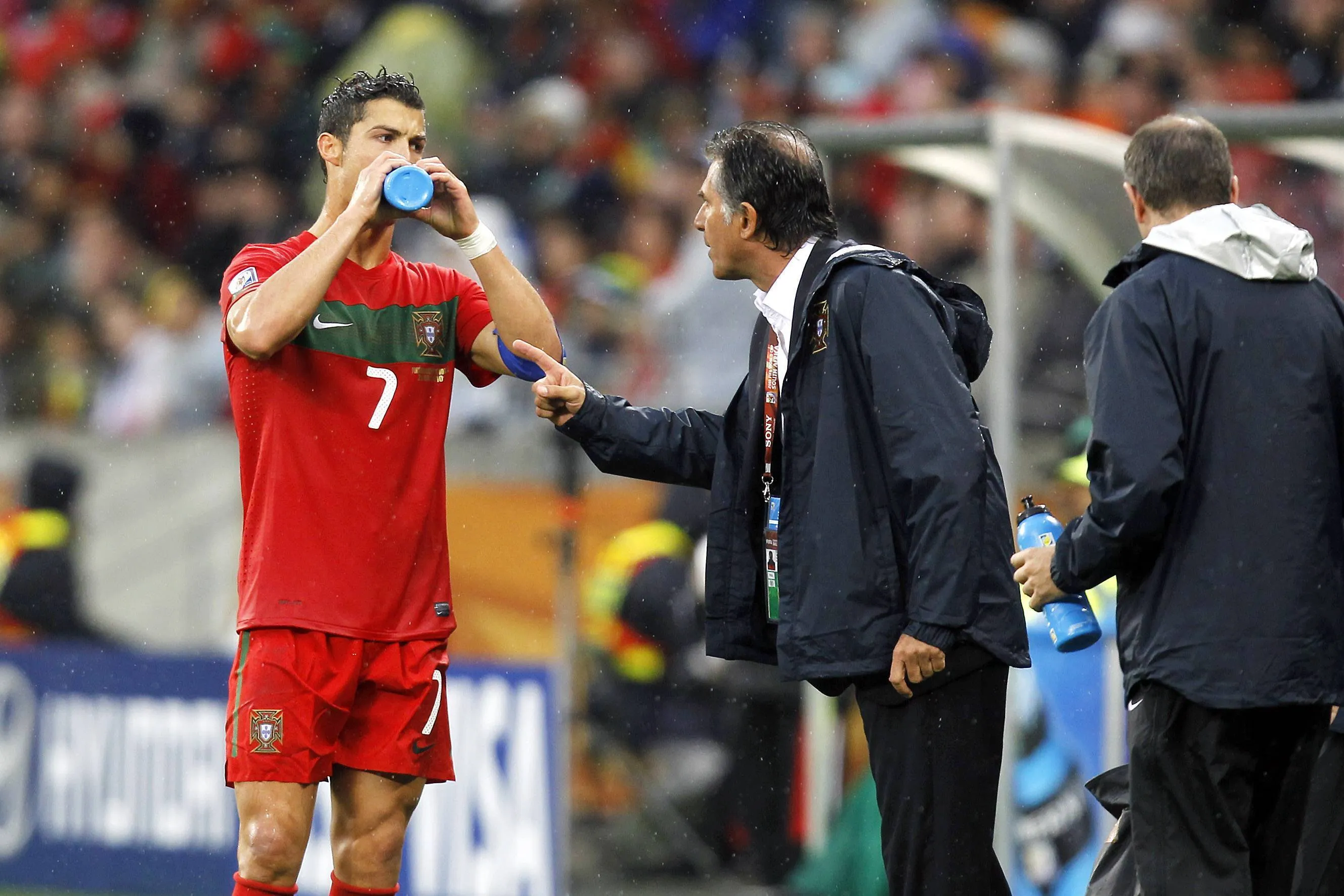Cristiano Ronaldo ouve instru&ccedil;&otilde;es do t&eacute;cnico Carlos Queiroz