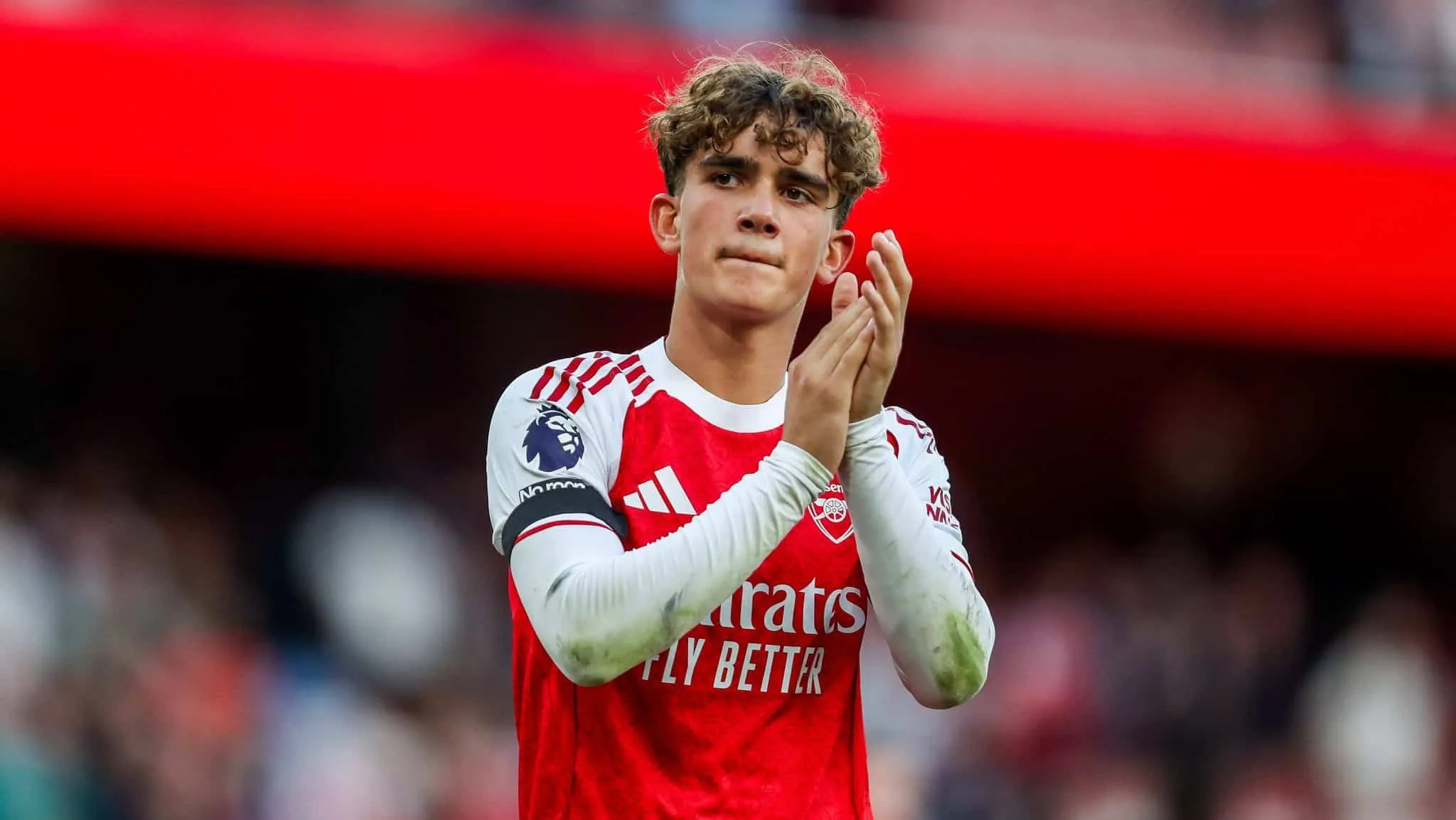 Outro vesti&aacute;rio e mais: As regras da Premier League para adolescentes como o &lsquo;novo Kak&aacute;&rsquo; do Arsenal