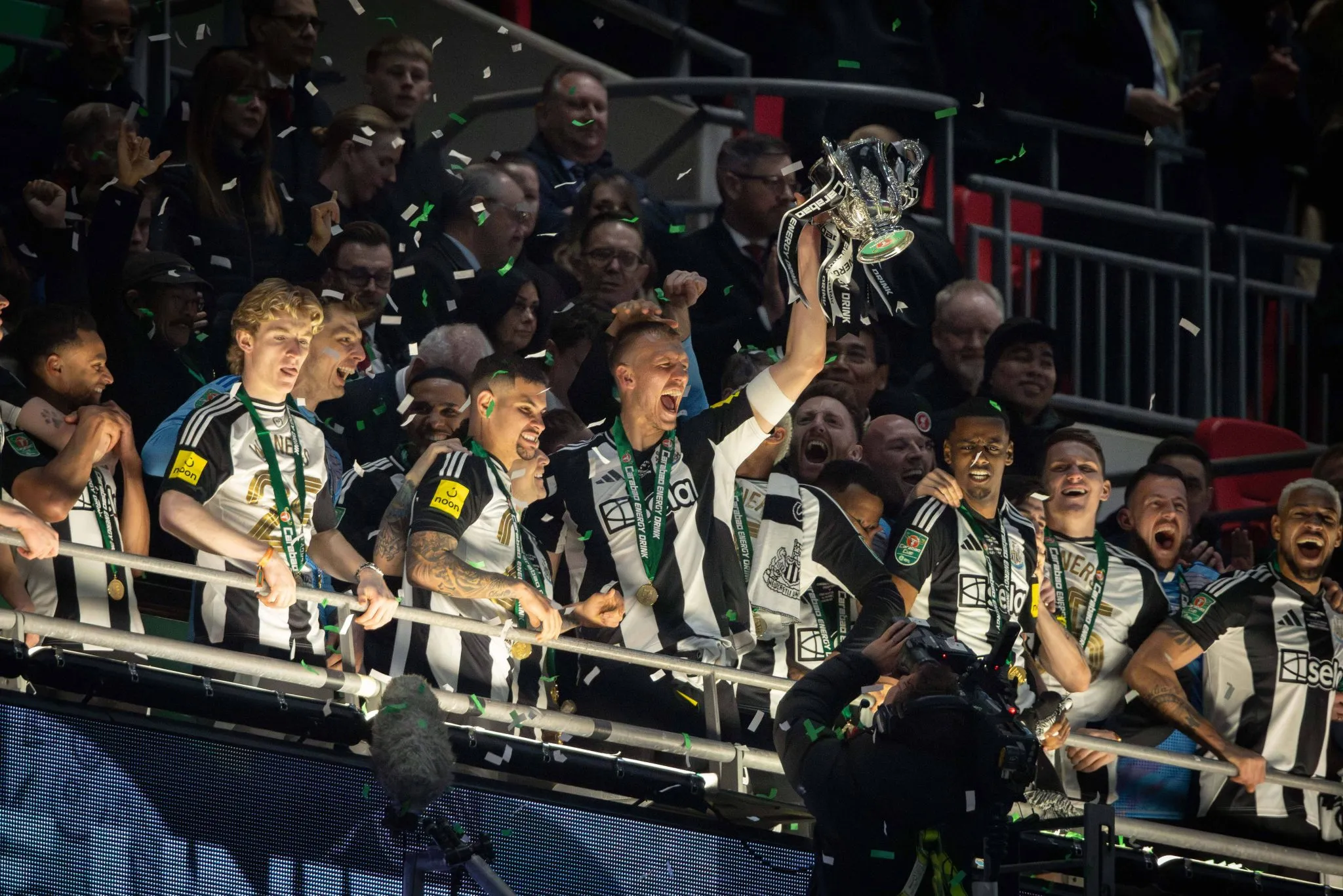 Dan Burn fez parte do elenco campe&atilde;o do Newcastle da Copa da Liga Inglesa 