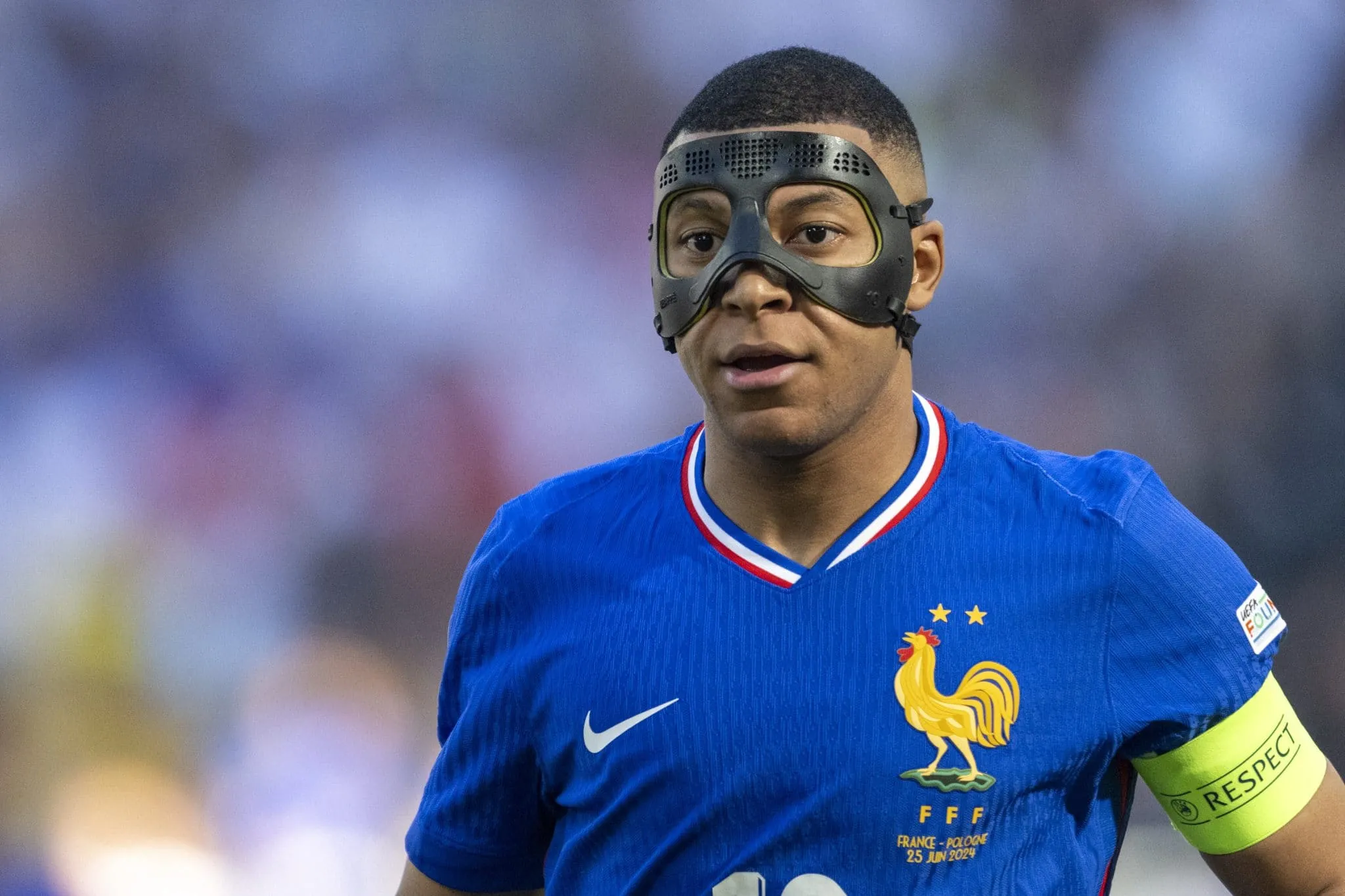 &lsquo;&Eacute; realmente irritante&rsquo;: Mbapp&eacute; relata experi&ecirc;ncia com m&aacute;scara protetora na Euro