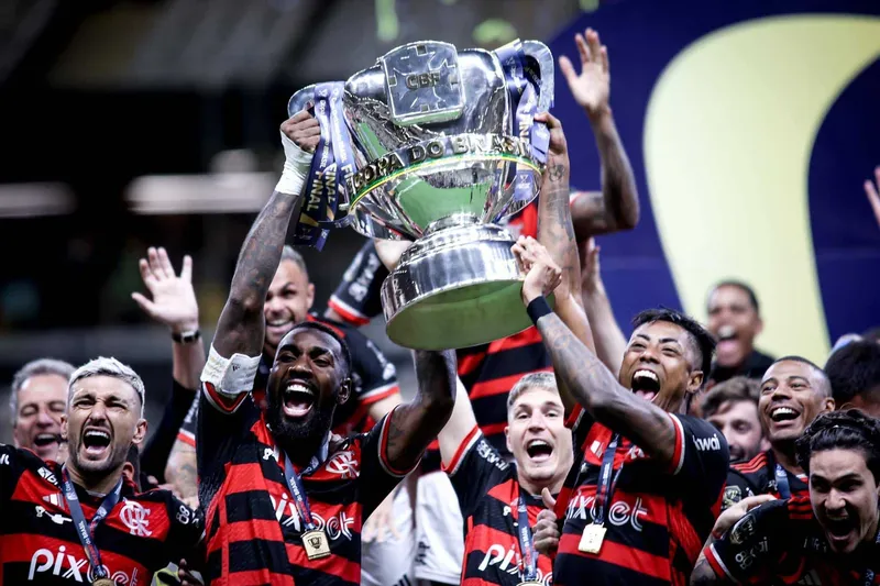 Gerson e Bruno Henrique erguem ta&ccedil;a da Copa do Brasil 2024