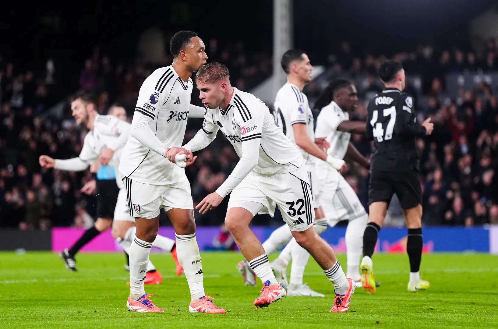 Smith Rowe fez um dos gols do Fulham em derrota em casa