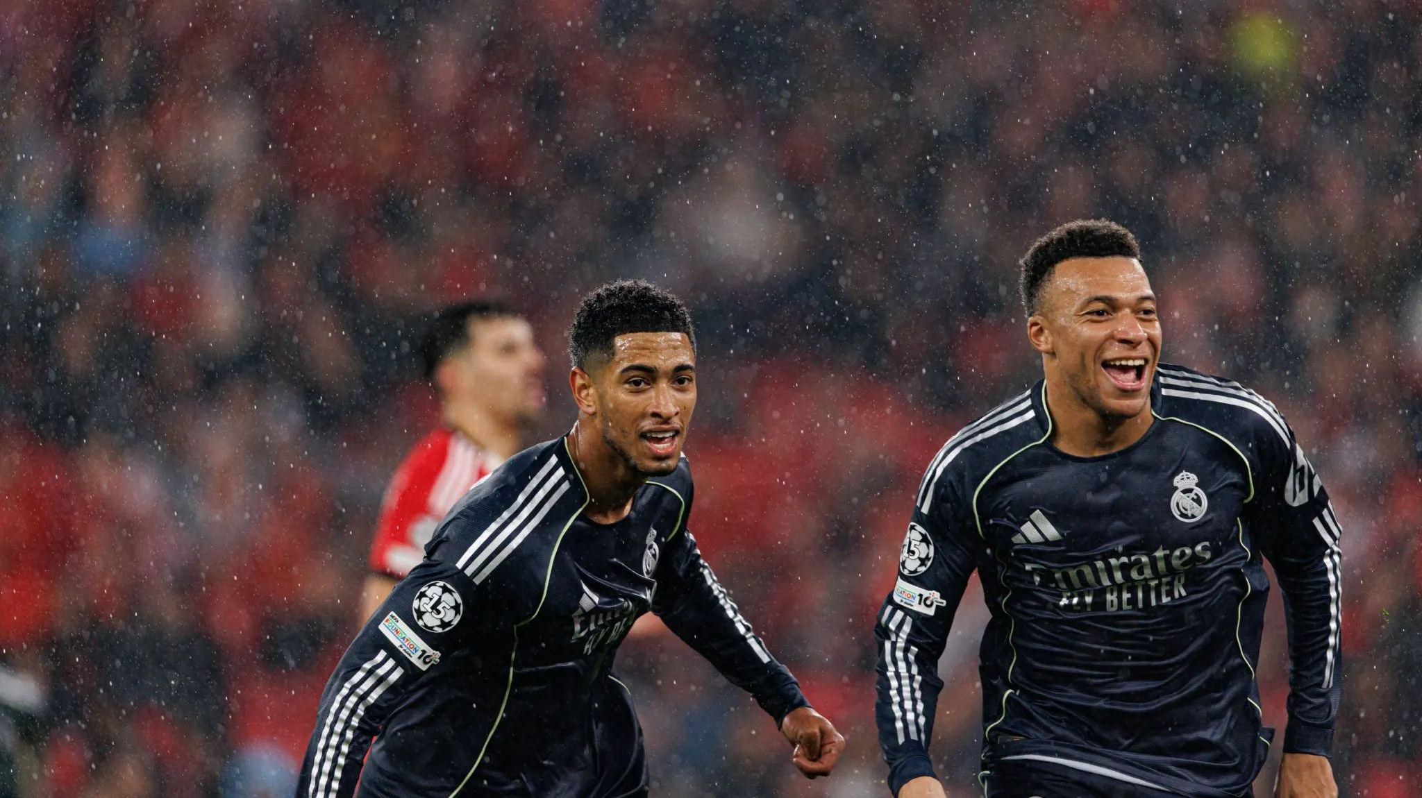 Bellingham e Mbapp&eacute; celebram gol do Real Madrid