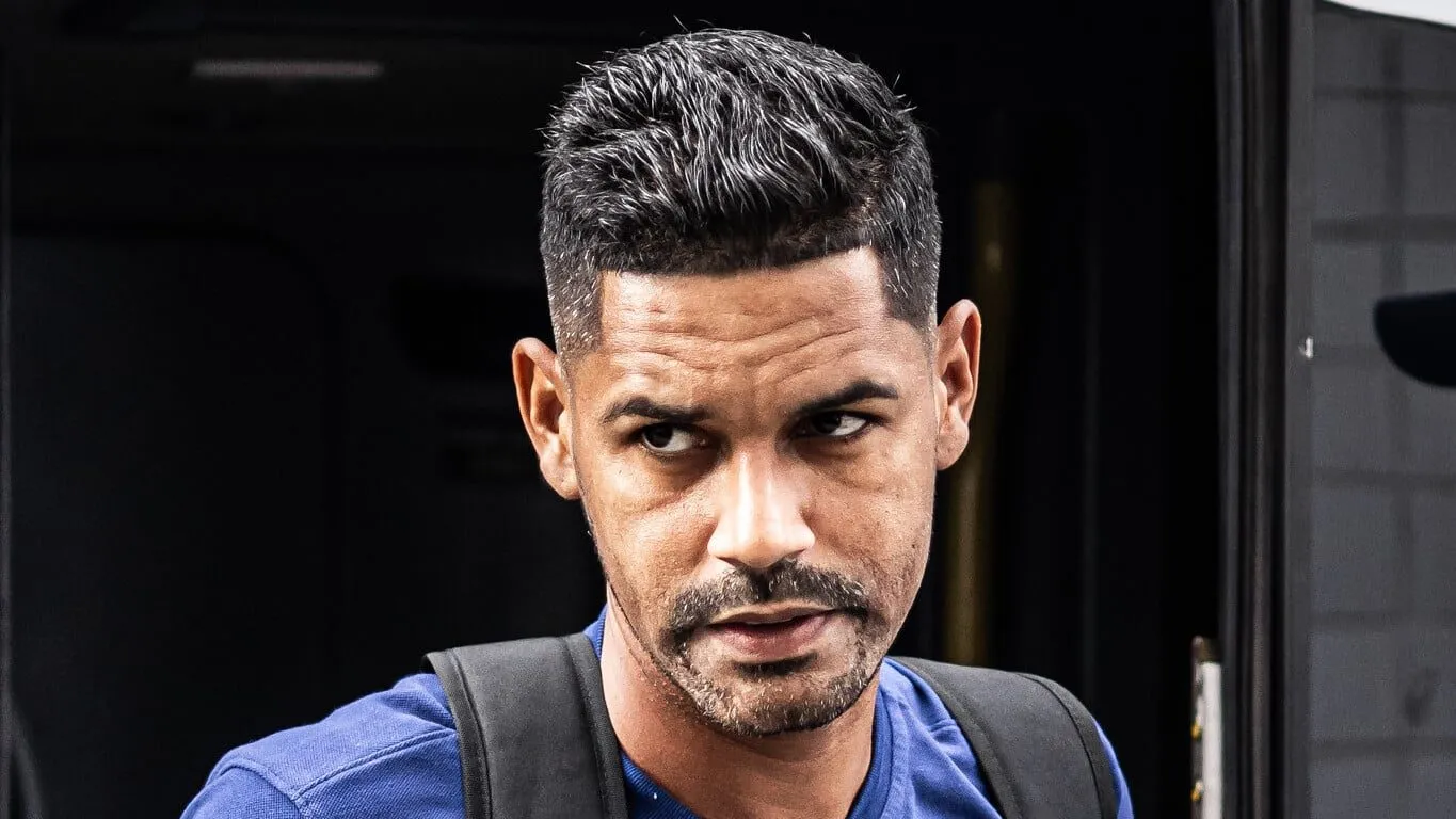 Recuperado, Aderlan ter&aacute; que vencer boa fase de Chermont para voltar ao Santos