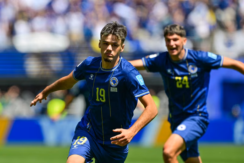  Kerim Alajbegovic, camisa 19 da  B&oacute;snia-Herzegovina, celebra o seu primeiro gol em uma Copa do Mundo, contra o Canad&aacute; (Foto: Belga/Icon Sport) 